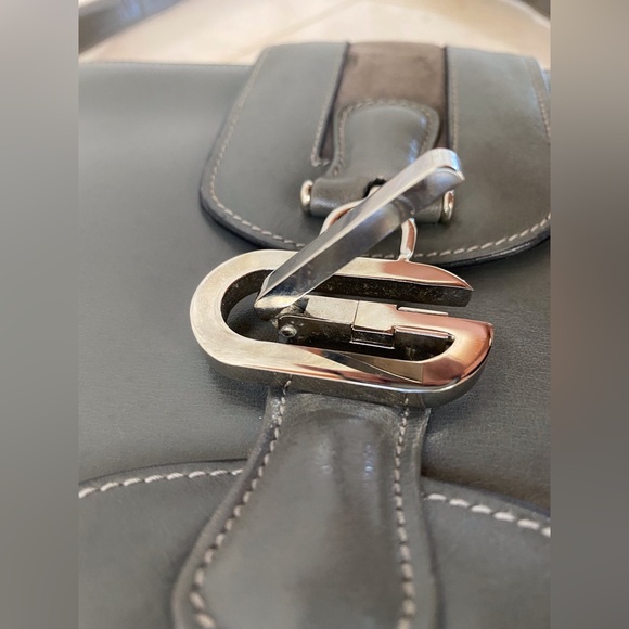 Vintage 1970s Gray Gucci Shoulder Bag with G Clasp and Suede Details - Picture 10 of 16